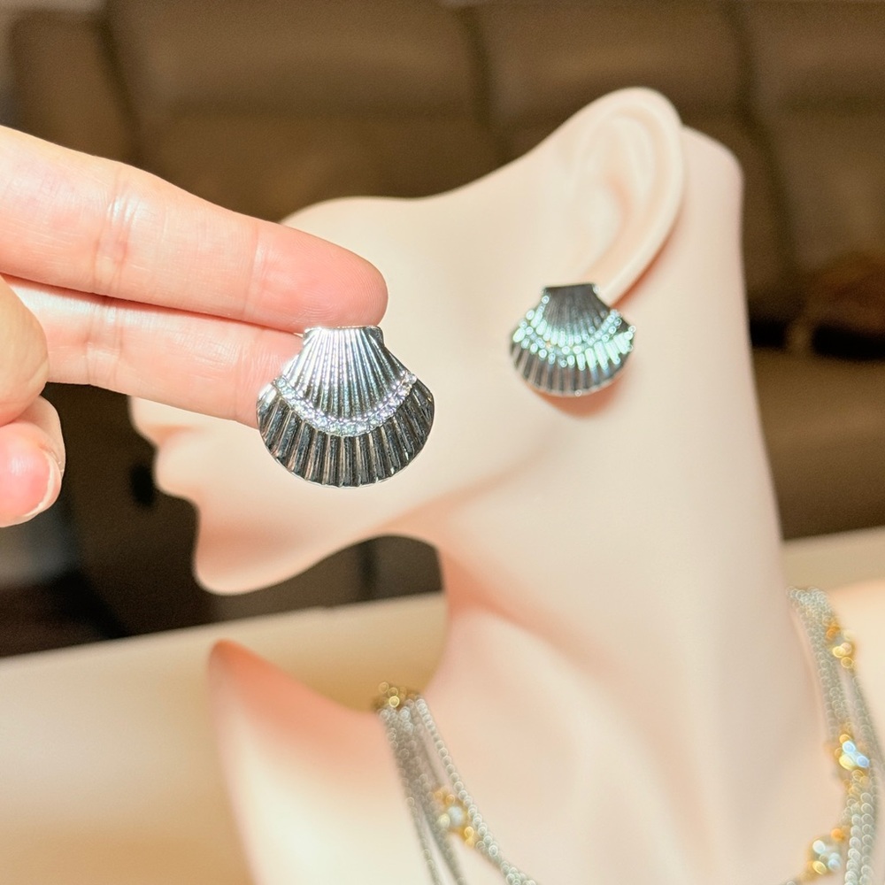 Silver Shell Stud Earrings - Elegant Women's Jewelry - Picture 3 of 7